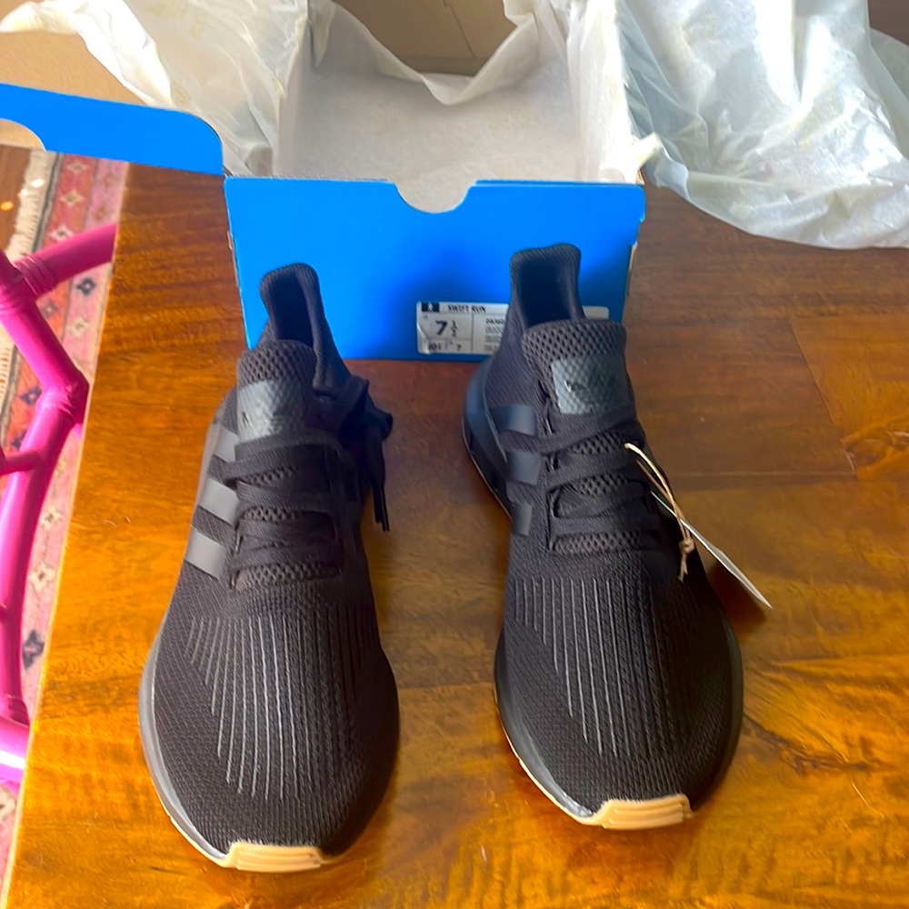 Brand New with Tags Mens adidas Swift Run shoes sneakers in black sz 7.5